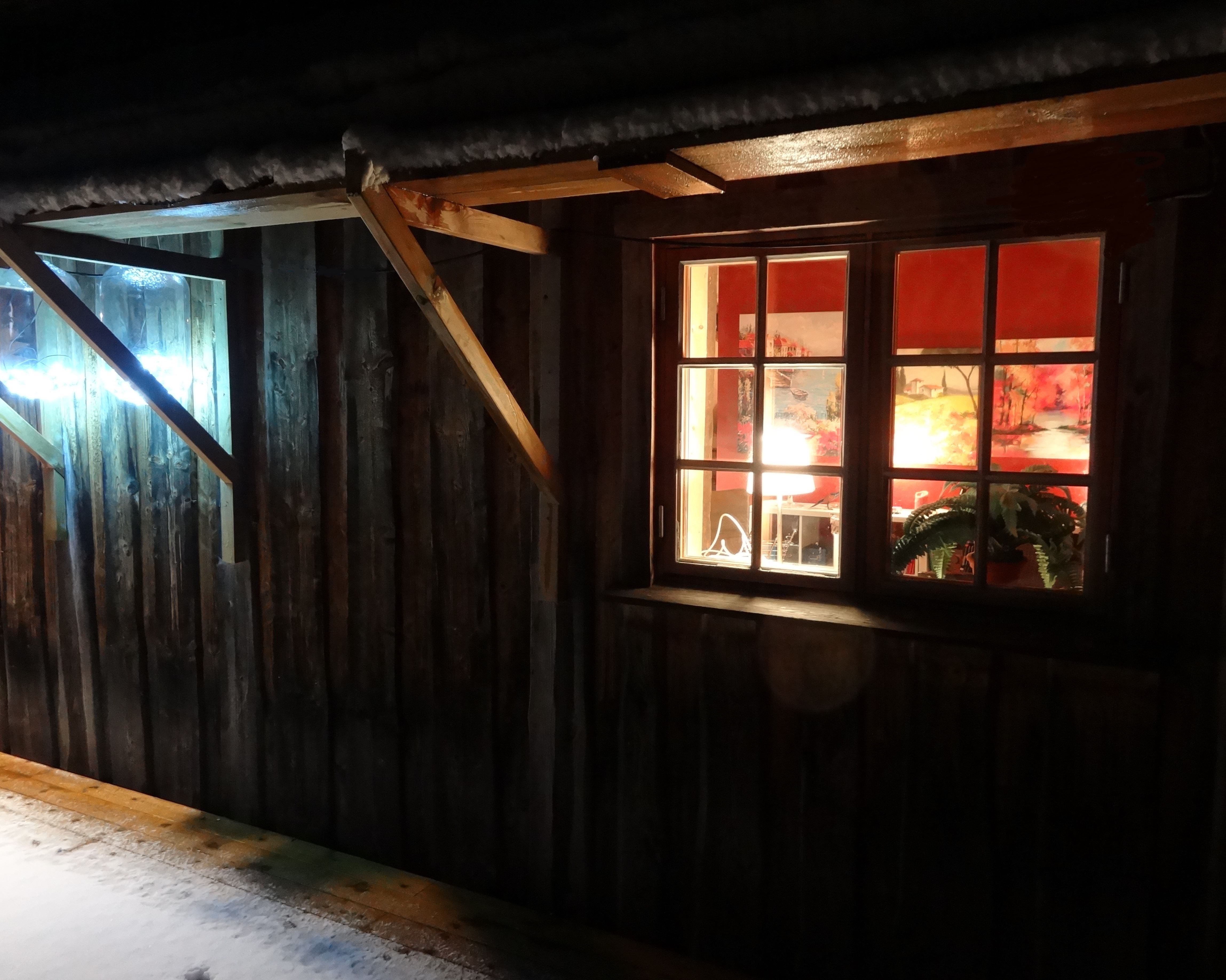 Huisje en sneeuw buiten (Zweden) Huisje en sneeuw buiten (Zweden)