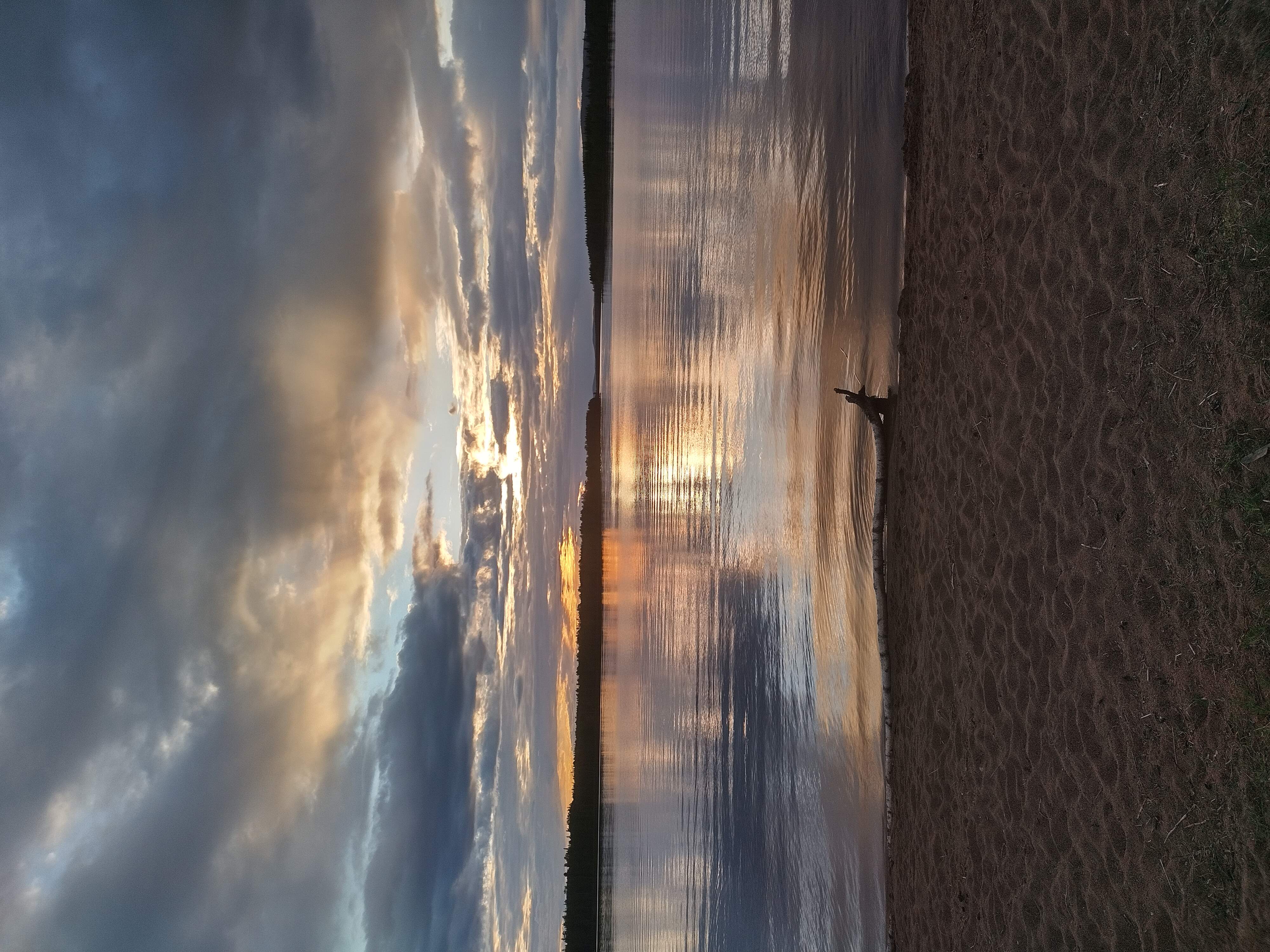 Zonsondergang boven meer (Zweden) Zonsondergang boven meer (Zweden)